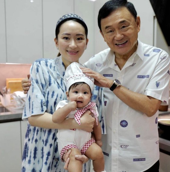 ドバイで亡命生活をしているタクシン・チナワット前タイ首相（右）が昨年政治に入門した末娘のペートンタン氏と孫娘と一緒にいる様子。［写真　ペートンタン氏　インスタグラム］