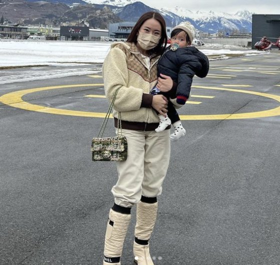 タクシン・チナワット元タイ首相の末娘ペートンタン・チナワット氏が今年初め、誕生日が過ぎた娘とスイスのスキー場を訪れた様子。シャネルのカバンやブーツなどを着用していた。［写真　ペートンタン氏　インスタグラム］