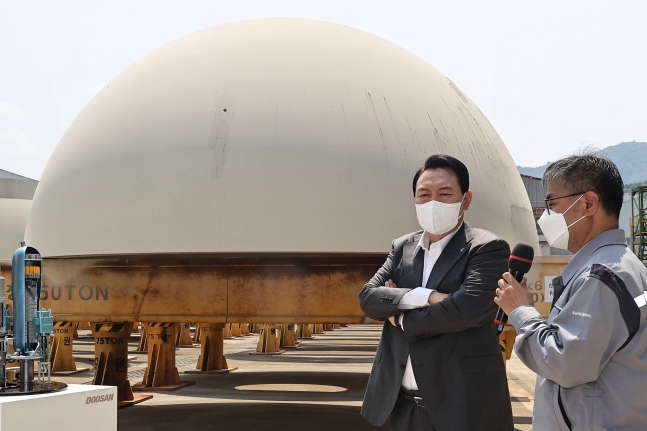 先月２２日、慶尚南道昌原（チャンウォン）の斗山エナビリティ原子力工場を訪問した尹錫悦（ユン・ソクヨル）大統領　大統領室写真記者団