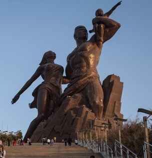 北朝鮮の万寿台創作社が制作したセネガル「アフリカ ・ルネサンス記念像」。高さ５０メートルで、米ニューヨークの「自由の女神」より大きい。　［中央フォト］