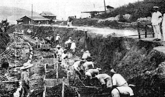 強制徴用された朝鮮人の土木工事の様子。［写真　海外僑胞問題研究所］