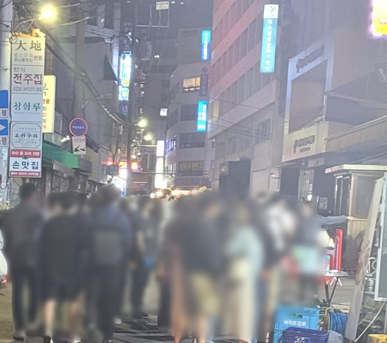 ５月２０日午後９時３５分ごろ、ソウル乙支路のある路地にお酒を飲みに来た若者たちが集まっている。カン・ジュアン記者