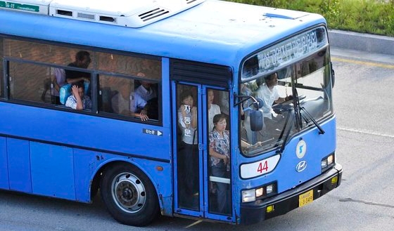 ２０１３年９月２日、開城工業団地の北側勤労者がバスに乗って退勤している。　写真共同取材団