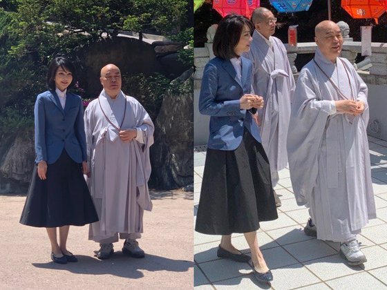 韓国の尹錫悦（ユン・ソクヨル）大統領の金建希（キム・ゴンヒ）夫人が５月、忠清北道丹陽（チュンチョンブクド・タニャン）の救仁寺（クインサ）を訪問した時の様子。この日に着用したスカートがオンラインショップで５万ウォン台で販売されていたことが話題になった。［写真　読者］
