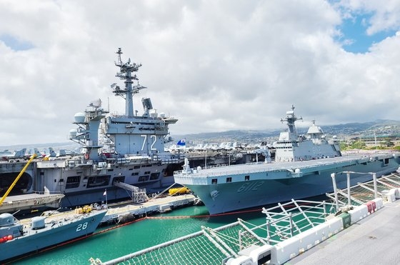 ５日、米ハワイの真珠湾に韓国海軍の大型輸送艦「馬羅島」（右）と米海軍原子力空母「エイブラハム・リンカーン」が並んで停泊している。キム・サンジン記者