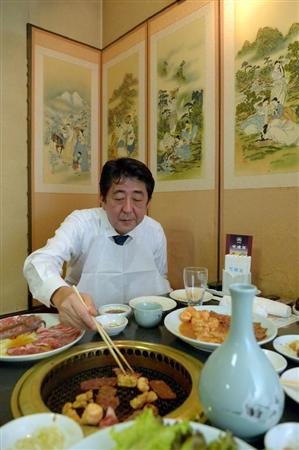 渋谷区の韓国料理店で食事をする安倍晋三元首相（中央日報日本語版）