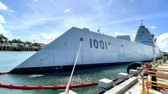環太平洋訓練（リムパック）に初めて参加した米海軍のズムウォルト級ステルス駆逐艦「マイケル・モンスーア」を９日（現地時間）、米軍側が韓国メディアに初めて公開した。　キム・サンジン記者