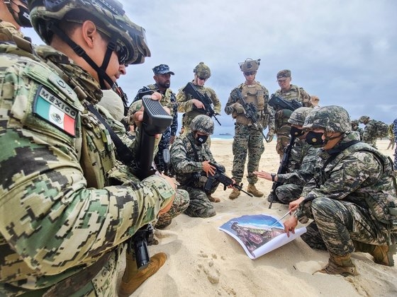 韓国と米国をはじめとする多国籍海兵隊員が作戦討議をしている。　リムパック共同取材団