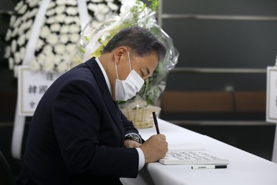 外交部の朴振長官が１１日午前、ソウルの在韓日本大使館公報文化院を弔問に訪れ記帳している。［写真　共同取材団］