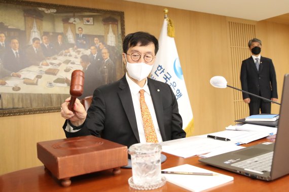 韓国銀行の李昌ヨン総裁が１３日午前に韓国銀行で開かれた金融通貨委員会本会議で会議を主宰している。［写真　韓国銀行］