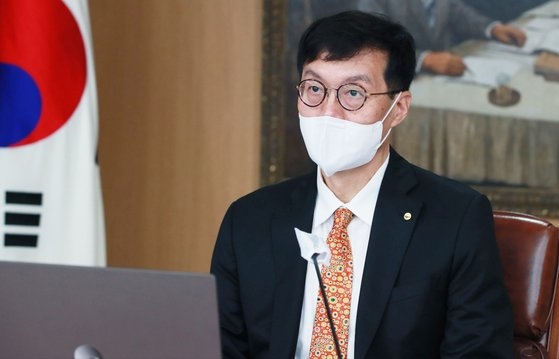 韓国銀行の李昌鏞（イ・チャンヨン）総裁が１３日、ソウル中区（チュング）の韓国銀行で開かれた金融通貨委員会本会議で発言している。［写真　共同取材団］