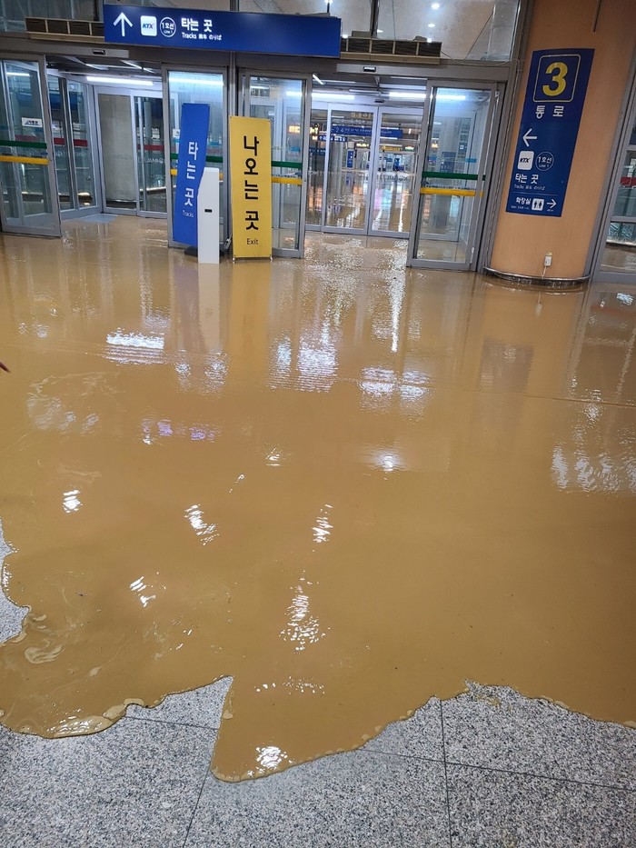 光明（クァンミョン）駅の浸水の様子。［写真　オンライン掲示板　キャプチャー］