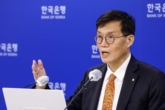 韓国銀行の李昌ヨン総裁が１３日の通貨政策方向記者懇談会で取材陣の質問に答えている。［写真　共同取材団］