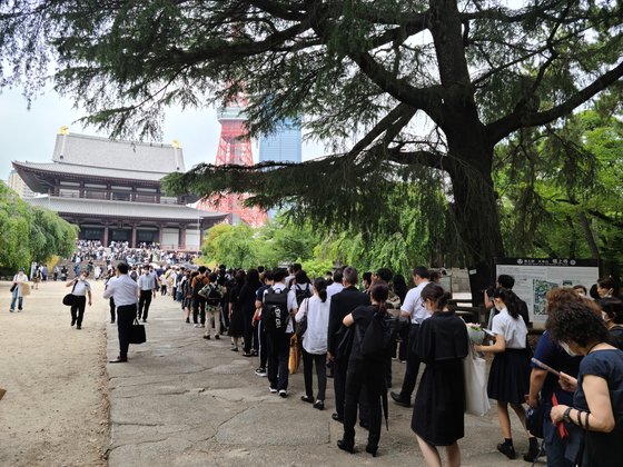 １２日午後に安倍晋三元首相の葬儀が行われた増上寺で弔問のために列を作る市民。イ・ヨンヒ特派員