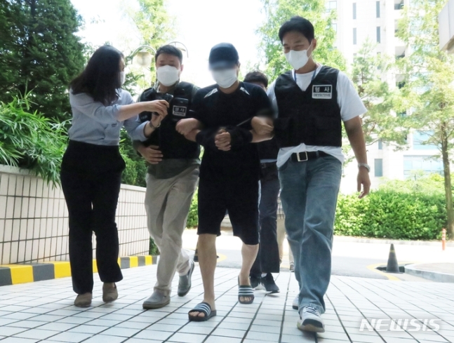 検察に出席する同僚公務員殺害犯。［写真　ニューシス］