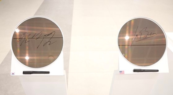 尹錫悦大統領とバイデン米大統領は６月２０日、京畿道平沢のサムスン電子半導体工場で、世界で初めて量産予定の３ナノメートルプロセスのウエハーに署名を残した。［写真　大統領室写真記者団］