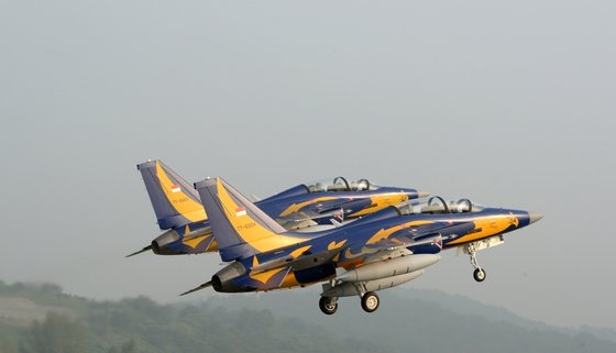 ２０１３年８月１０日午前、慶尚南道泗川市（キョンサンナムド・サチョンシ）空軍第３飛行訓練団滑走路からインドネシアに初輸出されたＴ－５０ｉ航空機が離陸している。［写真共同取材団］