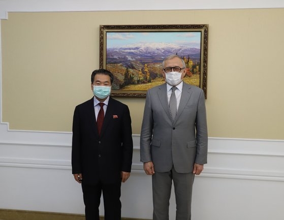 在北朝鮮ロシア大使館は１４日、フェイスブックにマツェゴラ駐北ロシア大使（右）が北朝鮮のイム・チョンイル外務次官と会談をした写真を投稿した。［写真　在北朝鮮ロシア大使館フェイスブック］