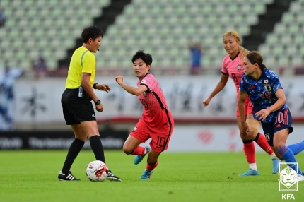 韓国女子サッカー代表チームの池笑然（チ・ソヨン）が１９日、日本で開かれたＥ－１サッカー選手権２０２２決勝大会の日本戦でプレーする様子。［写真　大韓サッカー協会］