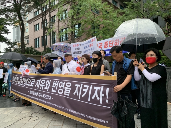 韓国の市民団体「韓米日同盟支持国民連帯」が２３日午後７時、在韓日本大使館前で記者会見を行い、韓国政府の韓日請求権協定順守を求める声明を発表した。［写真　韓米日同盟支持国民連帯］