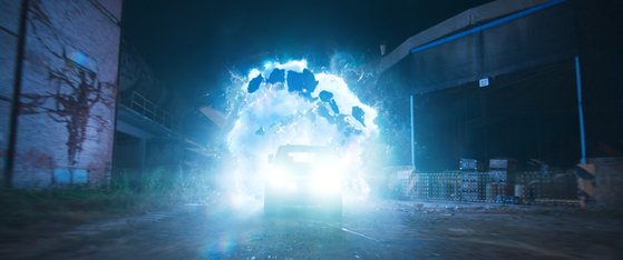 映画『宇宙＋人』第　１部には難度の高いＣＧ場面が多い。自動車が時間の扉「ポータル」を突き抜けて出る場面のＣＧ作業後の姿。［写真　ジェガル・スンＶＦＸスーパーバイザー］