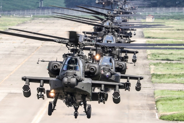 ２５日、京畿道利川（イチョン）陸軍航空作戦司令部で行われた航空作戦訓練でＡＨ－６４Ｅアパッチガーディアン攻撃ヘリがホバーリングをしている。　［写真＝共同取材団］