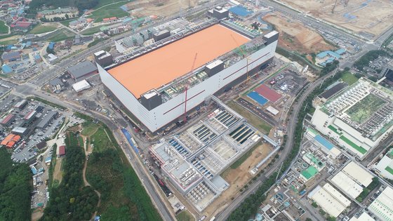忠清北道清州にあるＳＫハイニックスＭ１５工場の全景