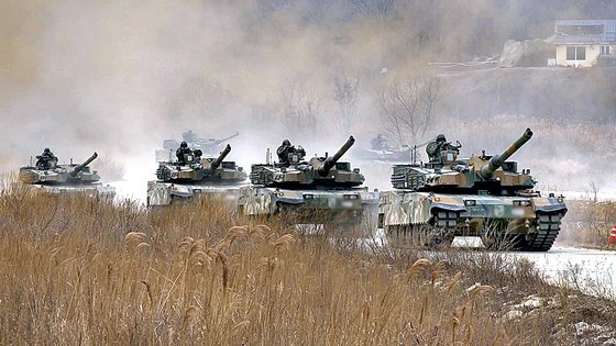韓国国防部の昨年の新年記念映像で、陸軍第１１師団機甲捜索大隊の戦車「Ｋ２」機動訓練の場面。［写真　韓国国防部］