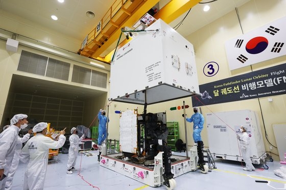 月軌道衛星「タヌリ」が４日、韓国航空宇宙研究院の衛星組み立て室から打ち上げ場所である米国へ向かうためにコンテナに載せられている。［写真　韓国航空宇宙研究院］