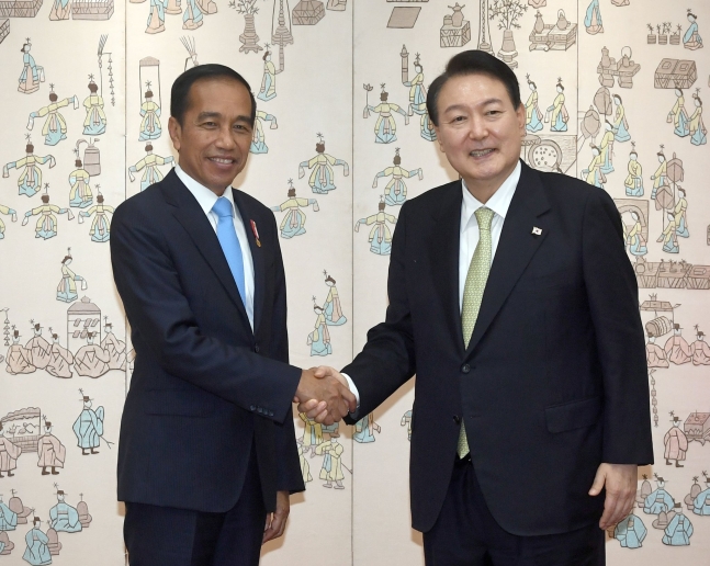 ２８日、ソウル龍山区大統領室で開かれた韓－インドネシア首脳会談で尹錫悦大統領とインドネシアのジョコ・ウィドド大統領が記念撮影に応じている。［写真　大統領室写真記者団］