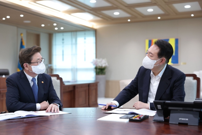 韓国の尹錫悦（ユン・ソクヨル）大統領が２１日、龍山（ヨンサン）大統領室庁舎執務室で朴普均（パク・ポギュン）文化体育観光部長官から業務報告を受けている。［写真　大統領室］