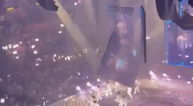 ２８日、香港コロシアムで開かれた１２人組アイドルグループ「ミラー」のコンサート中に天井から吊り下げられていたスクリーンが舞台の上に落下した。［写真　ＳＮＳ　キャプチャー］