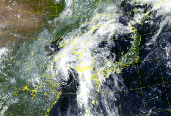 台風５号「ソングダー（ＳＯＮＧＤＡ）」が西海（ソへ、黄海）海上に沿って北上する様子。［写真　韓国気象庁］