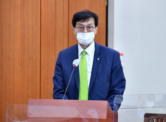 韓国銀行の李昌ヨン総裁が１日に国会で開かれた企画財政委員会全体会議で業務報告をしている。キム・ソンリョン記者