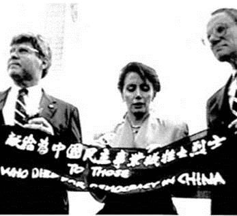 ナンシー・ペロシ米国下院議員が１９９１年、中国北京天安門広場で「中国の民主主義のために命を捧げた人たちに」と書かれたプラカードを取り出している。［写真　米国下院議長室］