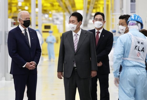今年５月２０日、韓国の尹錫悦（ユン・ソクヨル）大統領（中央）と米国のジョー・バイデン大統領（左）が平沢（ピョンテク）サムスン電子半導体工場を視察している。［写真　中央フォト］