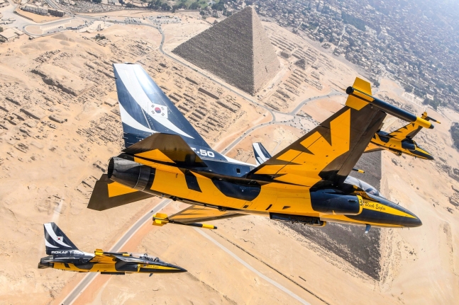 ３日（以下、現地時間）空軍特殊飛行チーム「ブラックイーグルス」が「ピラミッドエアショー２０２２」に参加し、エジプト・カイロ近隣のピラミッド上空を飛行している。　写真＝空軍