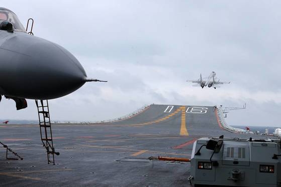 ２０１７年１月、南シナ海で海上軍事訓練をする中国空母「遼寧」から艦載機Ｊ－１５戦闘機が離陸している。　中央フォト