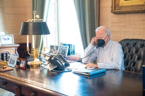 バイデン米大統領が３日、ホワイトハウスで国家安全保障会議（ＮＳＣ）チームと電話会議する姿をツイッターを通じて公開した。［写真　バイデン大統領ツイッター］