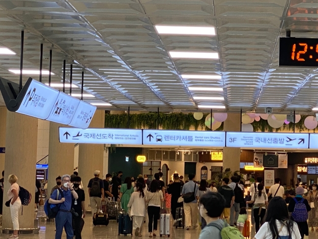 先月５日、済州国際空港到着ロビーは済州を訪れた観光客で込み合っている。［中央フォト］