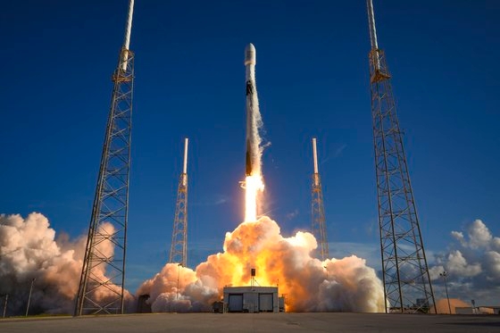 ５日午前８時８分（現地時間４日午後７時８分）米国フロリダ州ケープカナベラル宇宙軍基地発射場で「タヌリ」が空に上がっている。［写真　ＳｐａｃｅＸ］