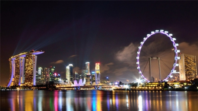 シンガポールの大観覧車「シンガポール・フライヤー」と「マリーナベイ・サンズ」の夜景。［写真　ソウル市提供］