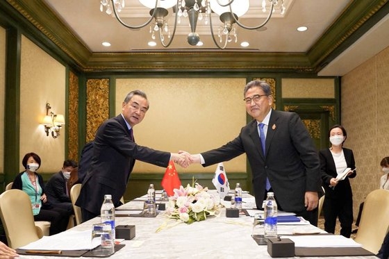 先月７日、Ｇ２０外相会合が開かれたインドネシア・バリで中国の王毅外相と会談した韓国の朴振（パク・ジン）外交部長官（右）。　写真＝韓国外交部