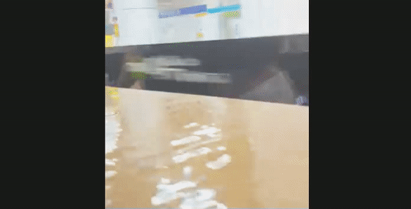浸水したプラットフォームを無停車で通過する地下鉄車両。［写真　読者］
