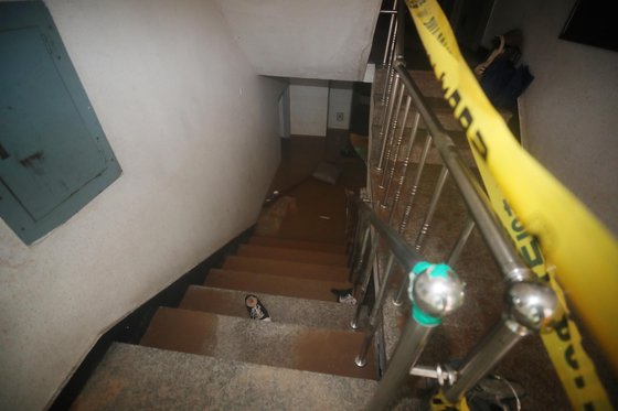 前日降った大雨に浸水して死亡事故が発生したソウル冠岳区新林洞（クァナクク・シルリムドン）アパートの地下が９日、水に浸っている。［写真　大統領室写真記者団］