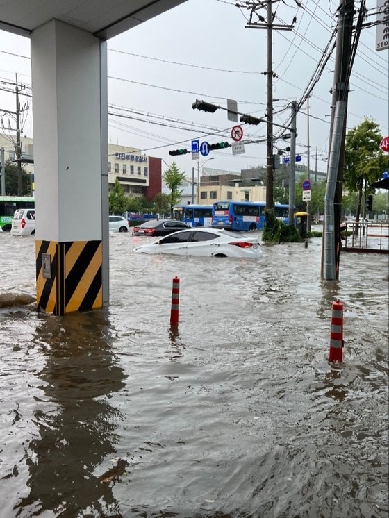 ８日午後、仁川市富平区の富平警察署近くの道路が雨水であふれてている。［写真　読者提供］