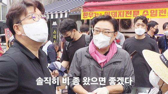 韓国与党「国民の力」の金成願（キム・ソンウォン）議員が１１日、水害復旧現場で「雨が少し降ってくれたらいいのに。写真映りが良くなるように」と失言して物議を醸している。［写真　ＹｏｕＴｕｂｅ　キャプチャー］