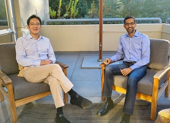 昨年１１月、米カリフォルニア州マウンテンビューのグーグル本社で会った李在鎔（イ・ジェヨン）サムスン電子副会長（左）とスンダル・ピチャイ・グーグルＣＥＯ　写真＝サムスン電子