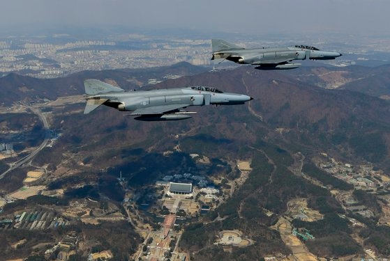 ２０１９年４月２日、天安（チョナン）独立記念館の上空で警戒飛行中のＦ－４Ｅ編隊　韓国空軍