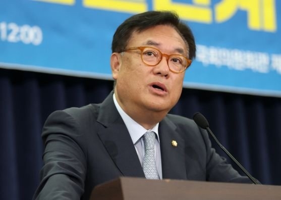 鄭鎮碩韓日議員連盟会長が１０日午前、ソウルの国会議員会館で開かれた「新冷戦体制韓半島と韓日関係討論会」で祝辞を述べている。キム・ソンリョン記者
